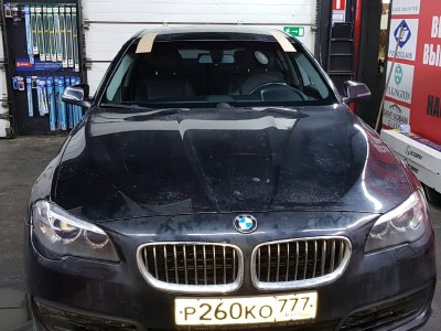 Установка лобового стекла BMW F10 2012-