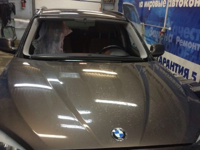 Установка лобового стекла BMW X1 -