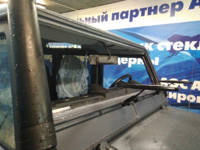 Установка лобового стекла Land Rover Defender 2002