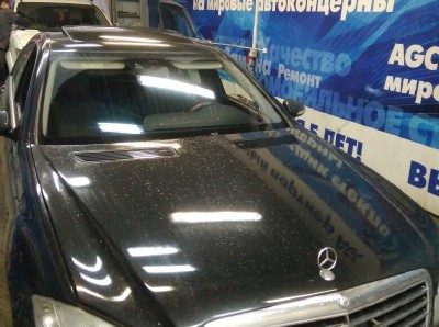 Установка лобового стекла Mercedes W221 2005-