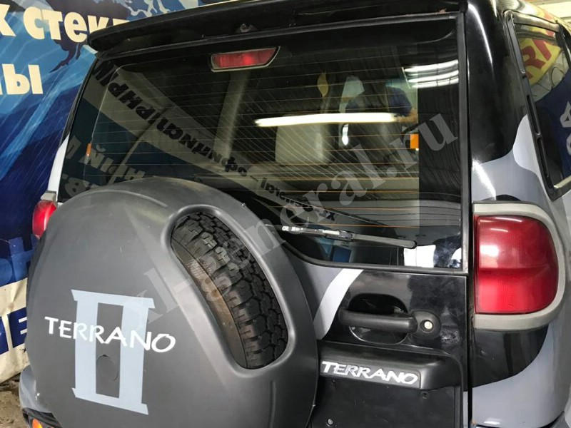 Заднее стекло Nissan Terrano II -
