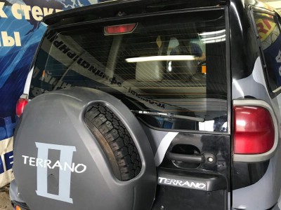 Установка заднего стекла Nissan Terrano II -