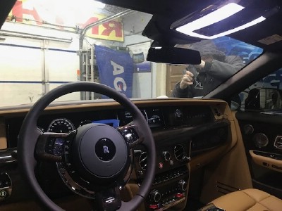 Установка лобового стекла Rolls-Royce Phanton -
