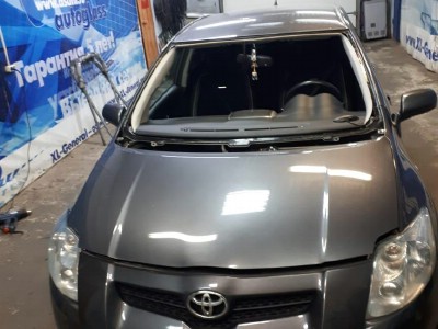 Установка лобового стекла Toyota Auris -