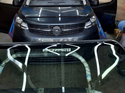 Установка лобового стекла Opel Vivaro