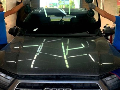 Установка лобового стекла Audi Q7 2015-