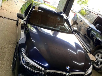 Установка лобового стекла BMW 5 G30 M550D -