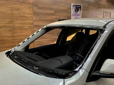 Установка лобового стекла BMW X1 2015-2019