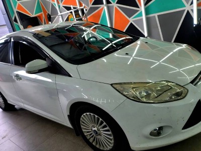 Установка лобового стекла Ford Focus III -