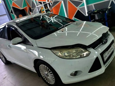 Установка лобового стекла Ford Focus III -