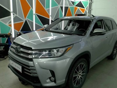 Установка лобового стекла Toyota Highlander 2016-