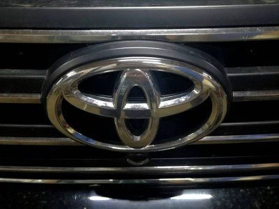 Установка лобового стекла Toyota Land Cruiser 200 -