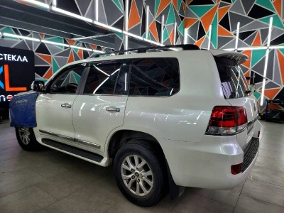 Установка лобового стекла Toyota LandCruiser 200 -