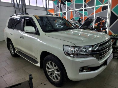 Установка лобового стекла Toyota LandCruiser 200 -