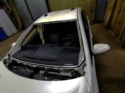 Установка лобового стекла Toyota Prius C 2012-2016
