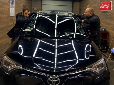 Установка лобового стекла Toyota Rav4 2013-2018