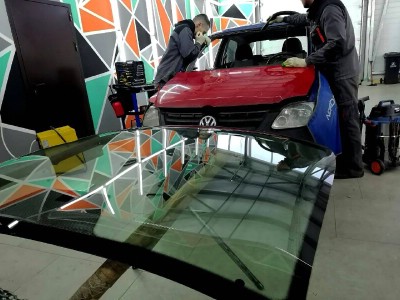 Установка лобового стекла Volkswagen Fox 2003-2011
