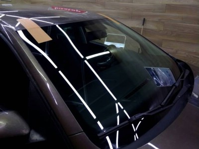 Установка лобового стекла Volkswagen Polo 2009-