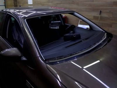 Установка лобового стекла Volkswagen Polo 2009-