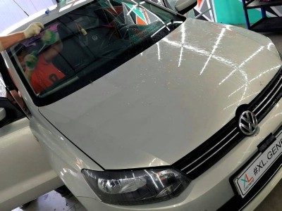 Установка лобового стекла Volkswagen Polo 2009-