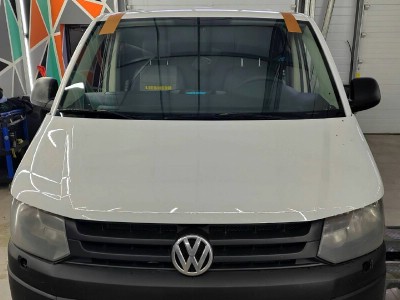 Установка лобового стекла Volkswagen Transporter T5 2003-2015