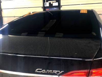 Установка заднего стекла Toyota Camry -
