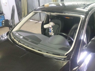 Установка лобового стекла Audi Q7 2011-