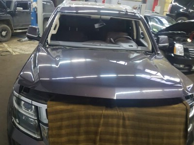 Установка лобового стекла Chevrolet Suburban 2015-