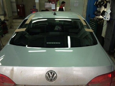 Установка заднего стекла Volkswagen Jetta 4D Sed 2011-