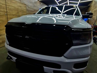Установка лобового стекла Dodge Ram 2018-