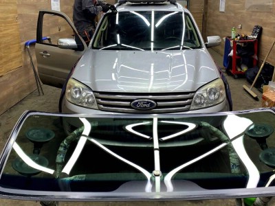 Установка лобового стекла Ford Escape 2007-