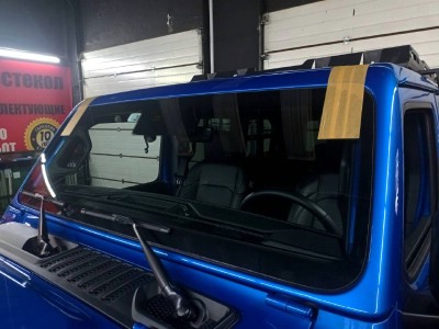 Установка лобового стекла Jeep Wrangler 2018-