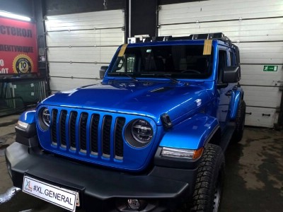 Установка лобового стекла Jeep Wrangler 2018-