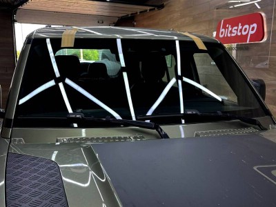 Установка лобового стекла Land Rover Defender II 2019-2023