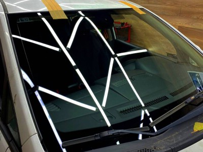 Установка лобового стекла Nissan Tiida 2007-2014