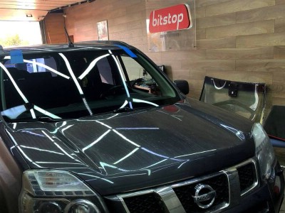 Установка лобового стекла Nissan X-Trail -