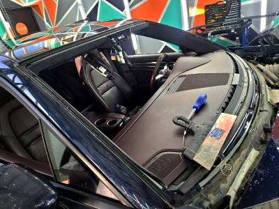 Установка лобового стекла Porsche Panamera 4 -
