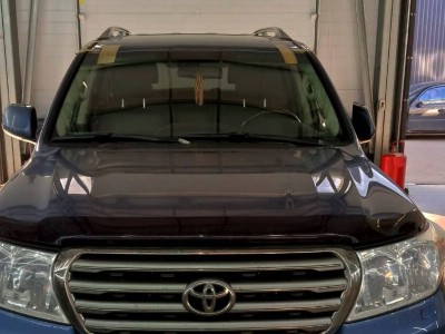 Установка автостекла Toyota Land Cruiser 200 2008-2021