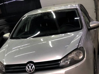 Установка лобового стекла Volkswagen Golf VI -