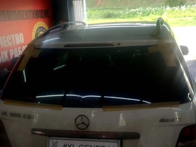Установка заднего стекла Mercedes ML W164 2005-2011
